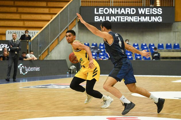 Maodo Lo (ALBA Berlin) im Zweikampf mit Elias Lasisi (HAKRO Merlins Crailsheim), GER, HAKRO Merlins Crailsheim vs. Alba Berlin, 09.02.2021, 17. Spieltag easycredit Basketball Bundesliga, Spielzeit 2020 2021. GER, HAKRO Merlins Crailsheim vs. Alba Berlin, 09.02.2021, 17. Spieltag easycredit Basketball Bundesliga, Spielzeit 2020 2021. Crailsheim Copyright: xEibnerxPressefoto MichaelxMemmlerx EP_MMR