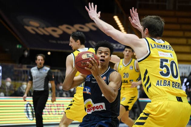 Trae Bell-Haynes (HAKRO Merlins Crailsheim) im Zweikampf mit Ben Lammers (ALBA Berlin), GER, HAKRO Merlins Crailsheim vs. Alba Berlin, 09.02.2021, 17. Spieltag easycredit Basketball Bundesliga, Spielzeit 2020 2021. GER, HAKRO Merlins Crailsheim vs. Alba Berlin, 09.02.2021, 17. Spieltag easycredit Basketball Bundesliga, Spielzeit 2020 2021. Crailsheim Copyright: xEibnerxPressefoto MichaelxMemmlerx EP_MMR