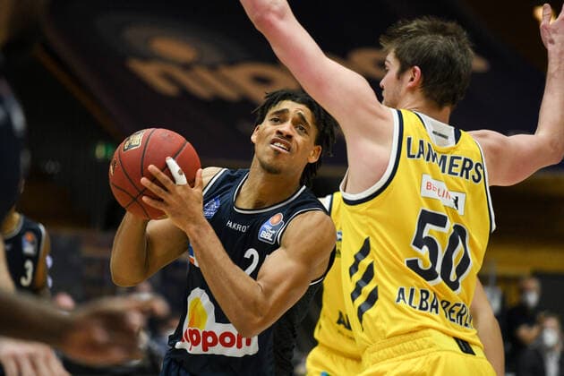 Trae Bell-Haynes (HAKRO Merlins Crailsheim) im Zweikampf mit Ben Lammers (ALBA Berlin), GER, HAKRO Merlins Crailsheim vs. Alba Berlin, 09.02.2021, 17. Spieltag easycredit Basketball Bundesliga, Spielzeit 2020 2021. GER, HAKRO Merlins Crailsheim vs. Alba Berlin, 09.02.2021, 17. Spieltag easycredit Basketball Bundesliga, Spielzeit 2020 2021. Crailsheim Copyright: xEibnerxPressefoto MichaelxMemmlerx EP_MMR