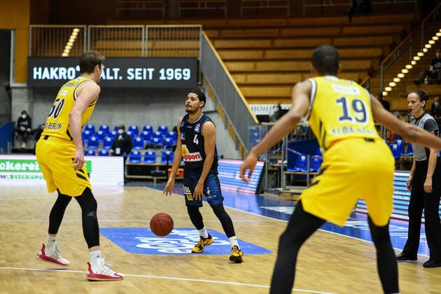 Nimrod Hilliard (HAKRO Merlins Crailsheim) im Zweikampf mit Ben Lammers (ALBA Berlin) und Louis Olinde (ALBA Berlin), GER, HAKRO Merlins Crailsheim vs. Alba Berlin, 09.02.2021, 17. Spieltag easycredit Basketball Bundesliga, Spielzeit 2020 2021. GER, HAKRO Merlins Crailsheim vs. Alba Berlin, 09.02.2021, 17. Spieltag easycredit Basketball Bundesliga, Spielzeit 2020 2021. Crailsheim Copyright: xEibnerxPressefoto MichaelxMemmlerx EP_MMR