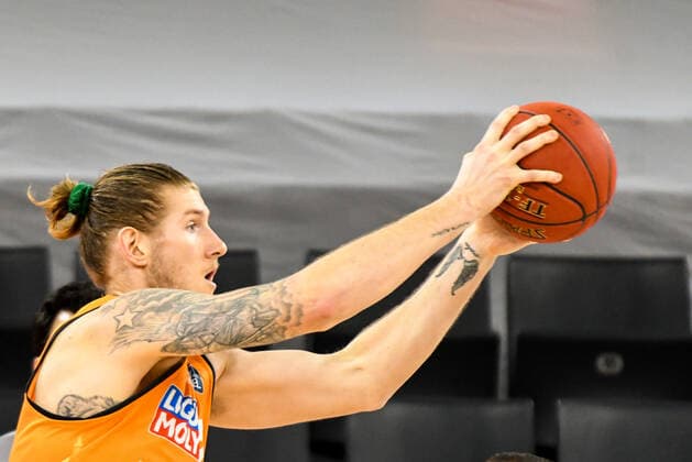 GER, BBL, ratiopharm ulm vs FC Bayern München Muenchen 09.02.2021, ratiopharm arena, Neu-Ulm, GER, BBL, ratiopharm ulm vs FC Bayern München Muenchen, im Bild Dylan Osetkowski (Ulm, 21)