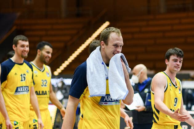 Luke Sikma (ALBA Berlin) freut sich ueber den Sieg, GER, HAKRO Merlins Crailsheim vs. Alba Berlin, 09.02.2021, 17. Spieltag easycredit Basketball Bundesliga, Spielzeit 2020 2021. GER, HAKRO Merlins Crailsheim vs. Alba Berlin, 09.02.2021, 17. Spieltag easycredit Basketball Bundesliga, Spielzeit 2020 2021. Crailsheim Copyright: xEibnerxPressefoto MichaelxMemmlerx EP_MMR
