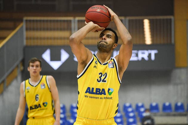 Johannes Thiemann (ALBA Berlin) beim Freiwurf, GER, HAKRO Merlins Crailsheim vs. Alba Berlin, 09.02.2021, 17. Spieltag easycredit Basketball Bundesliga, Spielzeit 2020 2021. GER, HAKRO Merlins Crailsheim vs. Alba Berlin, 09.02.2021, 17. Spieltag easycredit Basketball Bundesliga, Spielzeit 2020 2021. Crailsheim Copyright: xEibnerxPressefoto MichaelxMemmlerx EP_MMR