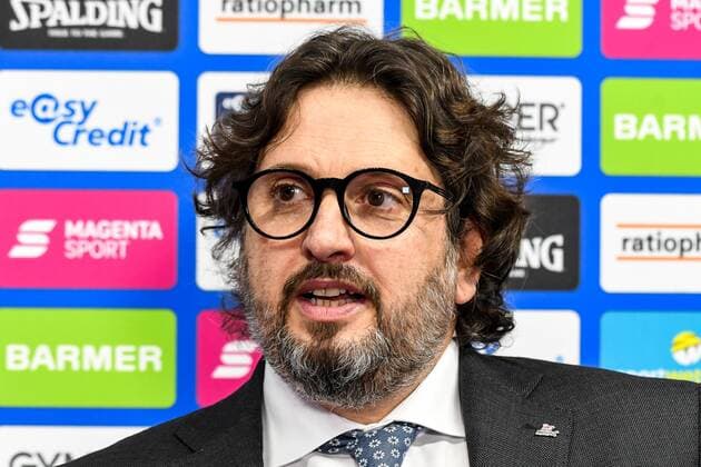 GER, BBL, ratiopharm ulm vs FC Bayern München Muenchen 09.02.2021, ratiopharm arena, Neu-Ulm, GER, BBL, ratiopharm ulm vs FC Bayern München Muenchen, im Bild Andrea Trinchieri (Bayern), Interview nach Spielende