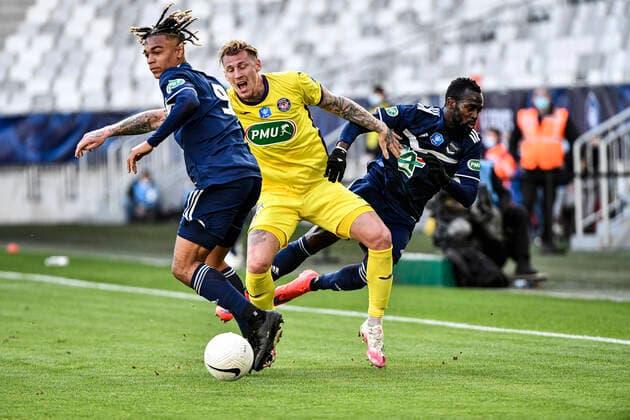 Fußball, Coupe de France, Girodins Bordeaux - FC Toulouse MARA Sekou (gir) vs DEWAEST Sebastien (tfc) FOOTBALL : Bordeaux vs Toulouse - 32eme de finale de la Coupe de France - Bordeaux - 10 02 2021 ThierryBreton Panoramic 
