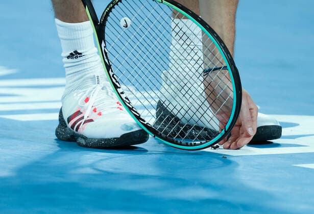 (210210) -- MELBOURNE, Feb. 10, 2021 -- Alexander Zverev of Germany attempts to catch a cricket during the men s singles match against Maxime Cressy of the United States at Australian Open in Melbourne Park, in Melbourne, Australia, on Feb. 10, 2021. ) (SP)AUSTRALIA-MELBOURNE-TENNIS-AUSTRALIAN OPEN-DAY 3 BaixXuefei 