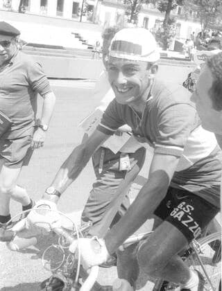 Tour de France 1961. Ankunft 1. Etappe und Einzelzeitfahren in Versailles 25.06.1961. Charly Gaul (Luxemburg) umringt von Fans , lacht , positiv