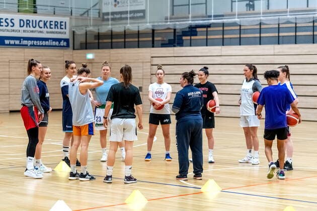 Sandra Rosanke (Head Coach, GISA Lions SV Halle) spricht mit der Mannschaft GISA Lions SV Halle Training Basketball - 1. Bundesliga - ERDGAS Sportarena Halle (Saale) 10.02.2021 Foto: Holger John Halle Sachsen-Anhalt Deutschland ERDGAS Sportarena Halle Saale