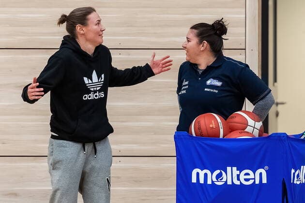Sandra Rosanke (Head Coach, GISA Lions SV Halle) im Gespräch mit Rachael Vanderwal (Co-Trainerin, GISA Lions SV Halle) GISA Lions SV Halle Training Basketball - 1. Bundesliga - ERDGAS Sportarena Halle (Saale) 10.02.2021 Foto: Holger John Halle Sachsen-Anhalt Deutschland ERDGAS Sportarena Halle Saale