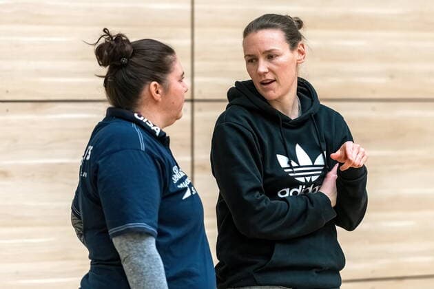 Sandra Rosanke (Head Coach, GISA Lions SV Halle) im Gespräch mit Rachael Vanderwal (Co-Trainerin, GISA Lions SV Halle) GISA Lions SV Halle Training Basketball - 1. Bundesliga - ERDGAS Sportarena Halle (Saale) 10.02.2021 Foto: Holger John Halle Sachsen-Anhalt Deutschland ERDGAS Sportarena Halle Saale