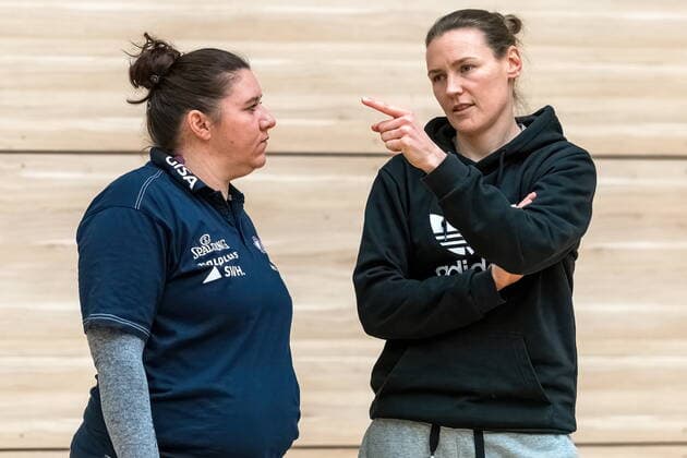 Sandra Rosanke (Head Coach, GISA Lions SV Halle) im Gespräch mit Rachael Vanderwal (Co-Trainerin, GISA Lions SV Halle) GISA Lions SV Halle Training Basketball - 1. Bundesliga - ERDGAS Sportarena Halle (Saale) 10.02.2021 Foto: Holger John Halle Sachsen-Anhalt Deutschland ERDGAS Sportarena Halle Saale