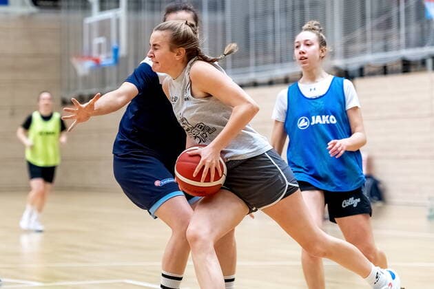 Lilly Oswald (16, GISA Lions SV Halle) dahinter Styliani (Stella) Fouraki (15, GISA Lions SV Halle) und Darien Huff (02, GISA Lions SV Halle) GISA Lions SV Halle Training Basketball - 1. Bundesliga - ERDGAS Sportarena Halle (Saale) 10.02.2021 Foto: Holger John Halle Sachsen-Anhalt Deutschland ERDGAS Sportarena Halle Saale