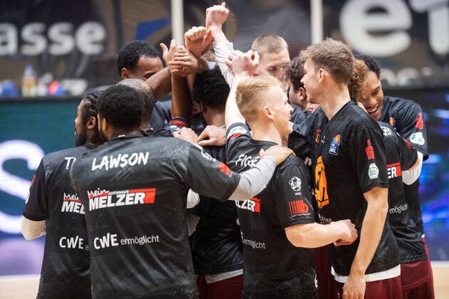 easycredit BBL Saison 2020 2021 17. Spieltag am 10.2.2021 NINERS Chemnitz vs RASTA Vechta Die Mannschaft von Chemnitz steht vor dem Spiel zusammen im Huddle Messe Chemnitz