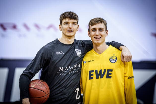 Basketball Oldenburg 10.02.2021 Saison 2020 2021 easyCredit BBL: 17. Spieltag: EWE Baskets - Hamburg Towers Basketball Oldenburg 10.02.2021 Saison 2020 2021 easyCredit BBL: 17. Spieltag: EWE Baskets - Hamburg Towers 21 Justus Hollatz, Towers Hamburg 11, Jacob Hollatz , EWE Baskets Oldenburg nur redaktionelle Verwendung - kommerzielle Verwendung Nutzung nur nach Absprache mit dem Fotografen Oldenburg Deutschland