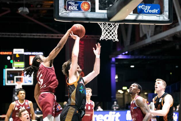 easycredit BBL Saison 2020 2021 17. Spieltag am 10.2.2021 NINERS Chemnitz vs RASTA Vechta v.li. blockt Marcus Thornton (Chemnitz) Will Vorhess (Rasta Vechta) beim Korbleger Messe Chemnitz