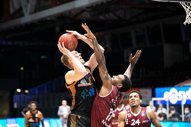 easycredit BBL Saison 2020 2021 17. Spieltag am 10.2.2021 NINERS Chemnitz vs RASTA Vechta v.li. beim Wurf Björn Rohwer (Rasta Vechta) gegen Isiaha Mike (Chemnitz) Messe Chemnitz
