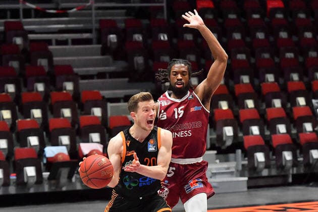 Chemnitz, Deutschland 10. Februar 2021: BBL - 2020 2021 - Niners Chemnitz vs. Rasta Vechta v. li. im Zweikampf Jannes Hundt (Vechta) und Marcus Thornton (Chemnitz) Copyright: xFotostandx xDostmannx