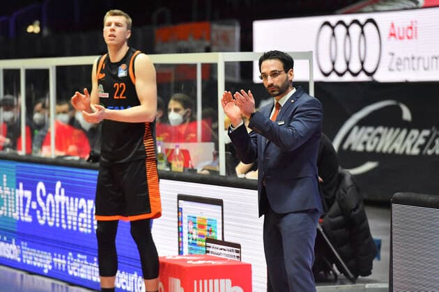 Chemnitz, Deutschland 10. Februar 2021: BBL - 2020 2021 - Niners Chemnitz vs. Rasta Vechta v.li. Björn Bjoern Rohwer (Vechta), und Trainer Thomas Päch Paech (Vechta), Copyright: xFotostandx xDostmannx