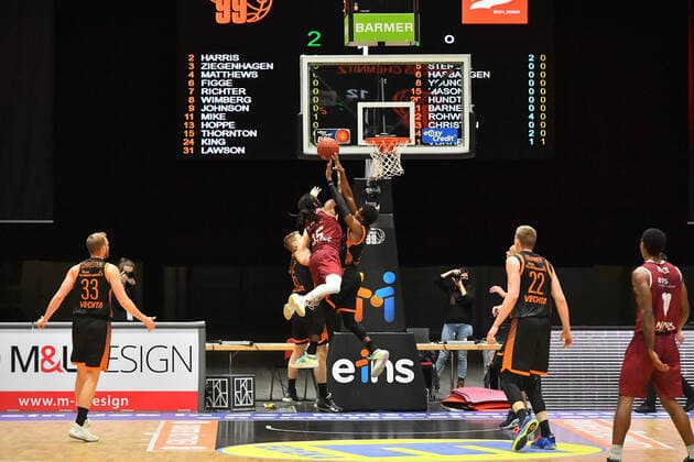 Chemnitz, Deutschland 10. Februar 2021: BBL - 2020 2021 - Niners Chemnitz vs. Rasta Vechta v.li. Tim Hasbargen (Vechta), Marcus Thornton (Chemnitz), Copyright: xFotostandx xDostmannx
