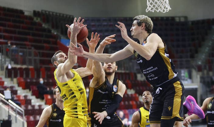 Ludwigsburg , Basketball easyCredit BBL Bundesliga , MHP RIESEN Ludwigsburg vs. Basketball Löwen Braunschweig , von links: Jonas Wohlfarth-Bottermann ( Riesen ) Lukas Wank ( Löwen )