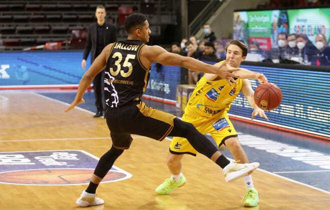 Ludwigsburg , Basketball easyCredit BBL Bundesliga , MHP RIESEN Ludwigsburg vs. Basketball Löwen Braunschweig , von links: Karim Jallow ( Löwen ) Jordan Hulls ( Riesen )