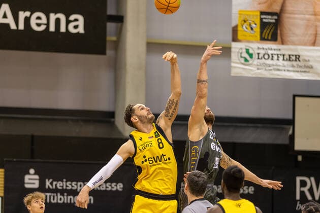Enosch Wolf (Tigers Tübingen, 8) Philip Heyden (MLP Academics Heidelberg, 22)¨¨¨Tigers Tübingen vs. MLP Academics Heidelberg, 2. Basketball, Bundesliga, Pro A, Barmer 2 Basketball, Spieltag 22, Spielzeit 2020 2021, 10.02.2021, ¨¨ Tigers Tübingen - MLP Academics Heidelberg, Basketball, 2. Bundesliga, Barmer 2 Basketball, Spieltag 22, Spielzeit 2020 2021, 10.02.2021 Rottenburg am Neckar Copyright: xNinaxSander xEibnerxPressefotoxIx EP_NSR