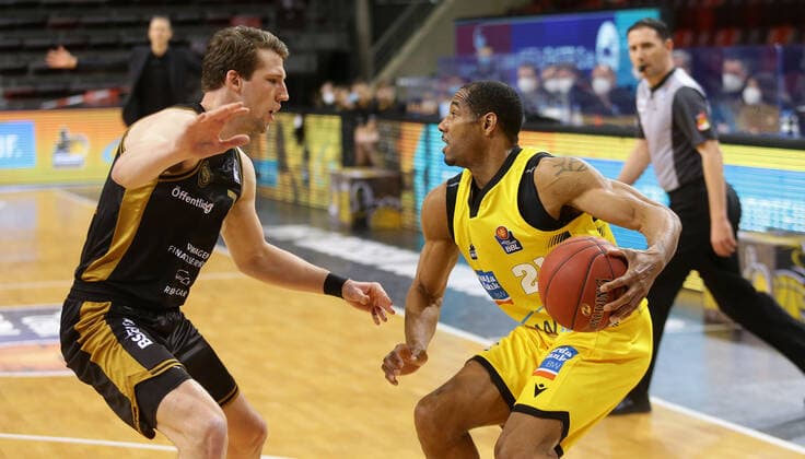 Ludwigsburg , Basketball easyCredit BBL Bundesliga , MHP RIESEN Ludwigsburg vs. Basketball Löwen Braunschweig , von links: LUkas Meisner ( Löwen ) Tremmell Darden ( Riesen )