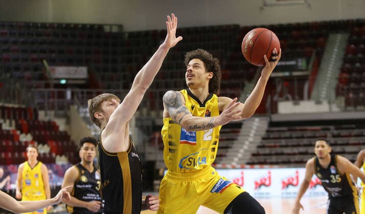 Ludwigsburg , Basketball easyCredit BBL Bundesliga , MHP RIESEN Ludwigsburg vs. Basketball Löwen Braunschweig , rechts: Jonah Radebaugh ( Riesen )