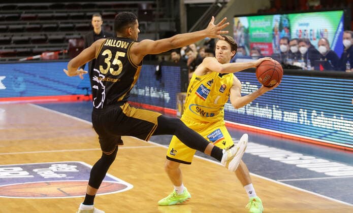 Ludwigsburg , Basketball easyCredit BBL Bundesliga , MHP RIESEN Ludwigsburg vs. Basketball Löwen Braunschweig , von links: Karim Jallow ( Löwen ) Jordan Hulls ( Riesen )