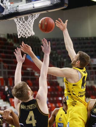 Ludwigsburg , Basketball easyCredit BBL Bundesliga , MHP RIESEN Ludwigsburg vs. Basketball Löwen Braunschweig , von links: Luc van Slooten (Löwen ) Jonas Wohlfarth-Bottermann ( Riesen )