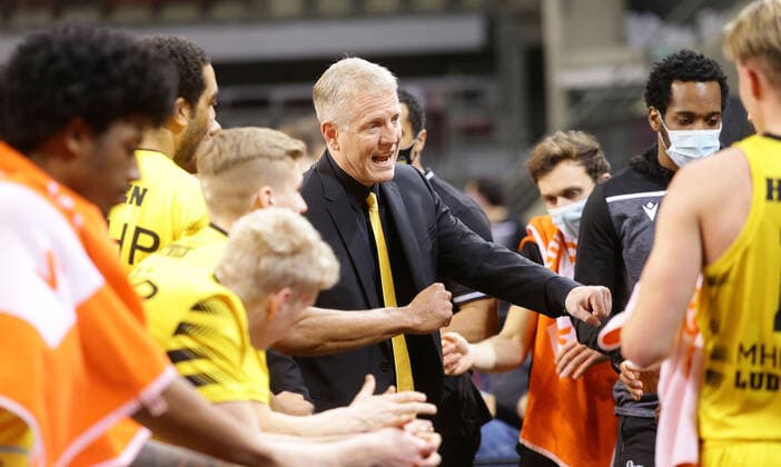 Ludwigsburg , Basketball easyCredit BBL Bundesliga , MHP RIESEN Ludwigsburg vs. Basketball Löwen Braunschweig , Trainer John patrick ( Riesen ) bei einer Auszeit