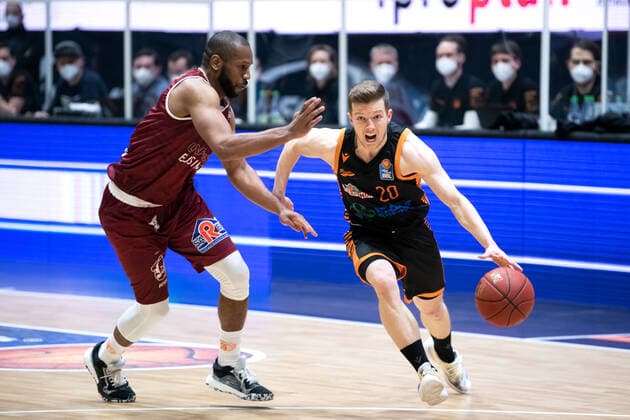 easycredit BBL Saison 2020 2021 17. Spieltag am 10.2.2021 NINERS Chemnitz vs RASTA Vechta v.re. am Ball Jannes Hundt (Rasta Vechta) gegen Virgil Matthews (Chemnitz) Messe Chemnitz
