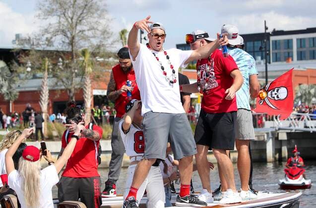 Bilder des Jahres 2021, Sport 02 Februar Sport Themen der Woche KW06 Sport Bilder des Tages NFL, Super Bowl LV, Tampa Bay Buccaneers Siegesparade February 10, 2021, Tampa, Florida, USA: Tampa Bay Buccaneers tight end Rob Gronkowski (87) dances as he and others celebrate during a boat parade Wednesday, Feb. 10, 2021 in Tampa. The Tampa Bay Buccaneers celebrated their Super Bowl 55 victory over the Kansas City Chiefs with a boat parade in Tampa. Tampa USA - ZUMAs70_ 0112648848st Copyright: xDirkxShaddx
