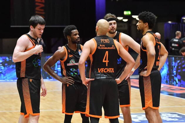 Chemnitz, Deutschland 10. Februar 2021: BBL - 2020 2021 - Niners Chemnitz vs. Rasta Vechta Feldspieler von Rasta Vechta im Gespräch Gespraech Copyright: xFotostandx xDostmannx