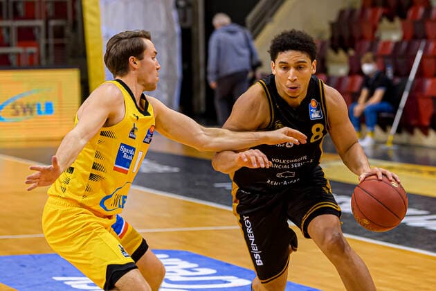 Ludwigsburg, Deutschland 10. Februar 2021: BBL- 20 21 - MHP Riesen Ludwigsburg vs. Basketball Loewen Braunschweig v.li. Jordan Hulls (Ludwigsburg), James Robinson (Braunschweig) Ludwigsburg MHP Arena Baden-Württemberg Deutschland
