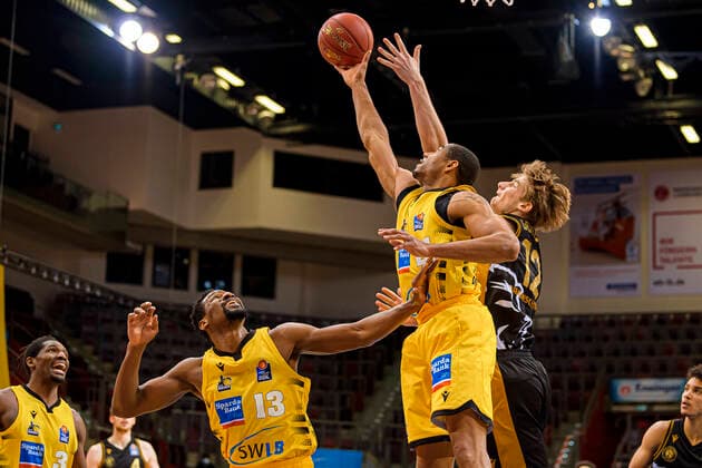 Ludwigsburg, Deutschland 10. Februar 2021: BBL- 20 21 - MHP Riesen Ludwigsburg vs. Basketball Loewen Braunschweig v.li. Yorman Polas Bartolo (Ludwigsburg), Tremmell Darden (Ludwigsburg), Simon Roosch (Braunschweig) Ludwigsburg MHP Arena Baden-Württemberg Deutschland