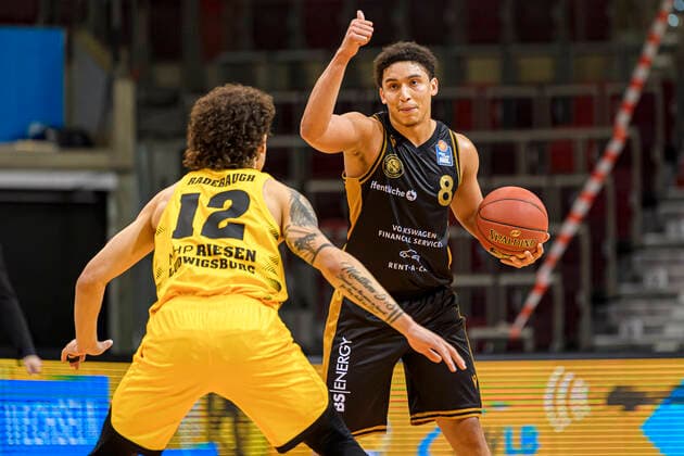 Ludwigsburg, Deutschland 10. Februar 2021: BBL- 20 21 - MHP Riesen Ludwigsburg vs. Basketball Loewen Braunschweig v.li. Jonah Radebaugh (Ludwigsburg), James Robinson (Braunschweig) Ludwigsburg MHP Arena Baden-Württemberg Deutschland