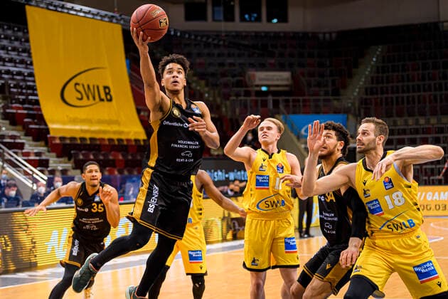 Ludwigsburg, Deutschland 10. Februar 2021: BBL- 20 21 - MHP Riesen Ludwigsburg vs. Basketball Loewen Braunschweig Garai Zeeb (Braunschweig), Lukas Herzog (Ludwigsburg), Gavin Schilling (Braunschweig), Jonas Wohlfarth-Bottermann (Ludwigsburg) Ludwigsburg MHP Arena Baden-Württemberg Deutschland