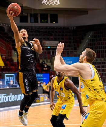 Ludwigsburg, Deutschland 10. Februar 2021: BBL- 20 21 - MHP Riesen Ludwigsburg vs. Basketball Loewen Braunschweig v.li. Karim Jallow (Braunschweig), Yorman Polas Bartolo (Ludwigsburg), Jonas Wohlfarth-Bottermann (Ludwigsburg) Ludwigsburg MHP Arena Baden-Württemberg Deutschland