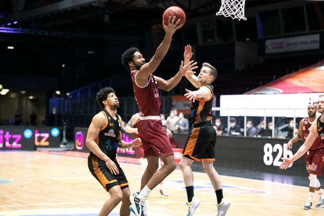 easycredit BBL Saison 2020 2021 17. Spieltag am 10.2.2021 NINERS Chemnitz vs RASTA Vechta Mitte: Terrell Harris (Chemnitz) beim Korbleger gegen rechts Jannes Hundt (Rasta Vechta) Messe Chemnitz
