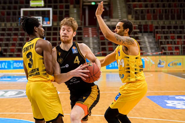 Ludwigsburg, Deutschland 10. Februar 2021: BBL- 20 21 - MHP Riesen Ludwigsburg vs. Basketball Loewen Braunschweig v.li. Jaleen Smith (Ludwigsburg), Luc van Slooten (Braunschweig), Andrew Warren (Ludwigsburg) Ludwigsburg MHP Arena Baden-Württemberg Deutschland