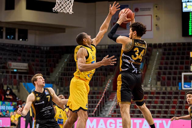 Ludwigsburg, Deutschland 10. Februar 2021: BBL- 20 21 - MHP Riesen Ludwigsburg vs. Basketball Loewen Braunschweig v.li. Lukas Meisner (Braunschweig), Tremmell Darden (Ludwigsburg), Gavin Schilling (Braunschweig) Ludwigsburg MHP Arena Baden-Württemberg Deutschland