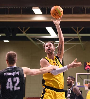 Basketball 2. Bundesliga 2020 2021 22. Spieltag in Rottenburg in der Volksbank Arena 10.02.2021 Tigers Tuebingen - MLP Academics Heidelberg Enosch Wolf (re, Tigers) gegen Evan McGaughey (li, Academics Heidelberg)