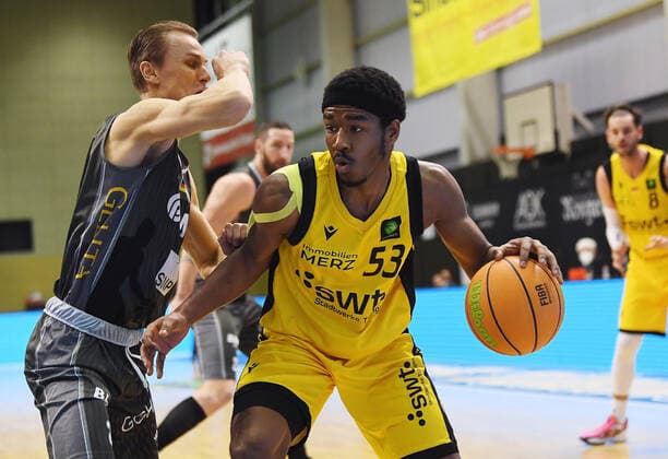 Basketball 2. Bundesliga 2020 2021 22. Spieltag in Rottenburg in der Volksbank Arena 10.02.2021 Tigers Tuebingen - MLP Academics Heidelberg Isaiah Crawley (re, Tigers) gegen Niklas Wuerzner (li, Academics Heidelberg)