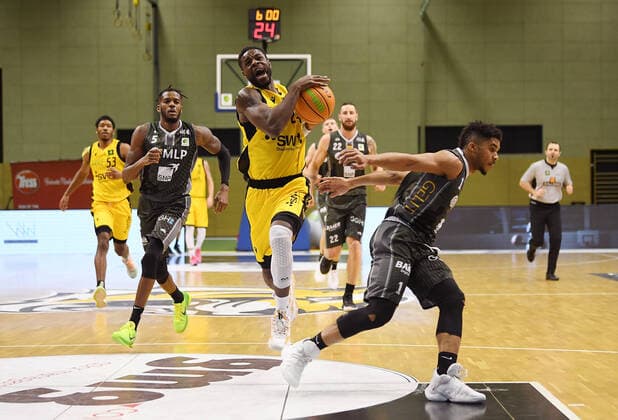 Basketball 2. Bundesliga 2020 2021 22. Spieltag in Rottenburg in der Volksbank Arena 10.02.2021 Tigers Tuebingen - MLP Academics Heidelberg Roland Nyama (Mitte, Tigers) gegen Sa eed Nelson (re, Academics Heidelberg)