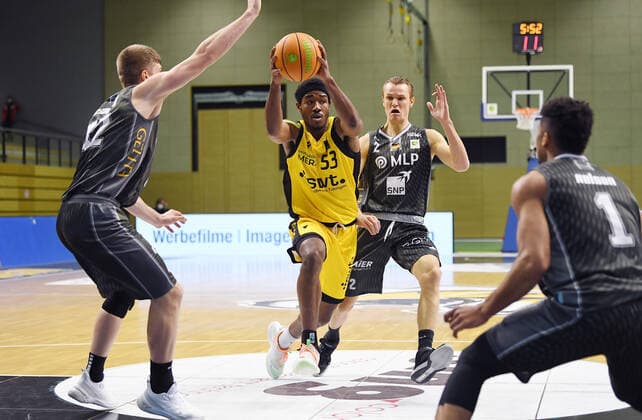 Basketball 2. Bundesliga 2020 2021 22. Spieltag in Rottenburg in der Volksbank Arena 10.02.2021 Tigers Tuebingen - MLP Academics Heidelberg Isaiah Crawley (Mitte, Tigers) gegen Niklas Wuerzner (mitte hinten, Academics Heidelberg) sowie Evan McGaughey (li, Academics Heidelberg)