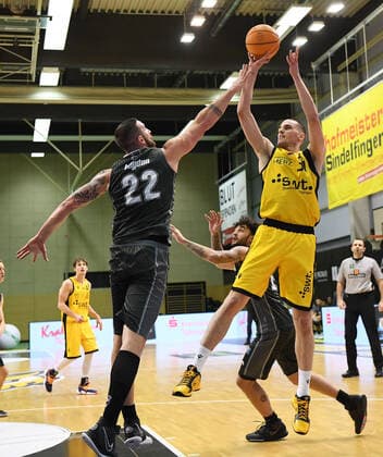 Basketball 2. Bundesliga 2020 2021 22. Spieltag in Rottenburg in der Volksbank Arena 10.02.2021 Tigers Tuebingen - MLP Academics Heidelberg Daniel Keppeler (re, Tigers) gegen Philipp Heyden (li, Academics Heidelberg)