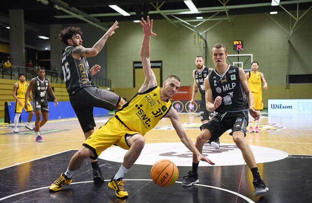 Basketball 2. Bundesliga 2020 2021 22. Spieltag in Rottenburg in der Volksbank Arena 10.02.2021 Tigers Tuebingen - MLP Academics Heidelberg Daniel Keppeler (Mitte, Tigers) gegen Niklas Wuerzner (re, Academics Heidelberg) und Jordan Geist (li, Academics Heidelberg)