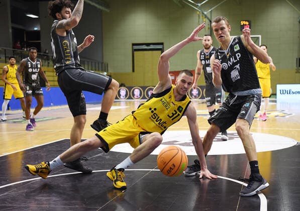 Basketball 2. Bundesliga 2020 2021 22. Spieltag in Rottenburg in der Volksbank Arena 10.02.2021 Tigers Tuebingen - MLP Academics Heidelberg Daniel Keppeler (Mitte, Tigers) gegen Niklas Wuerzner (re, Academics Heidelberg) und Jordan Geist (li, Academics Heidelberg)