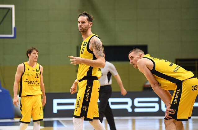 Basketball 2. Bundesliga 2020 2021 22. Spieltag in Rottenburg in der Volksbank Arena 10.02.2021 Tigers Tuebingen - MLP Academics Heidelberg Enosch Wolf (Mitte, Tigers), Daniel Keppeler (re, Tigers) und Gianni Otto (hinten li, Tigers) nachdenklich